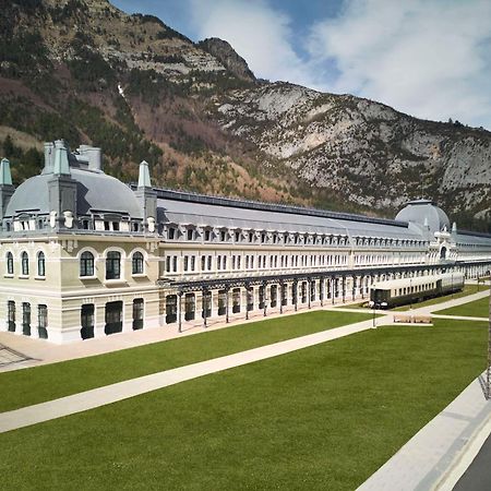 Canfranc Estacion, A Royal Hideaway Hotel - Gran Lujo Exterior foto The station