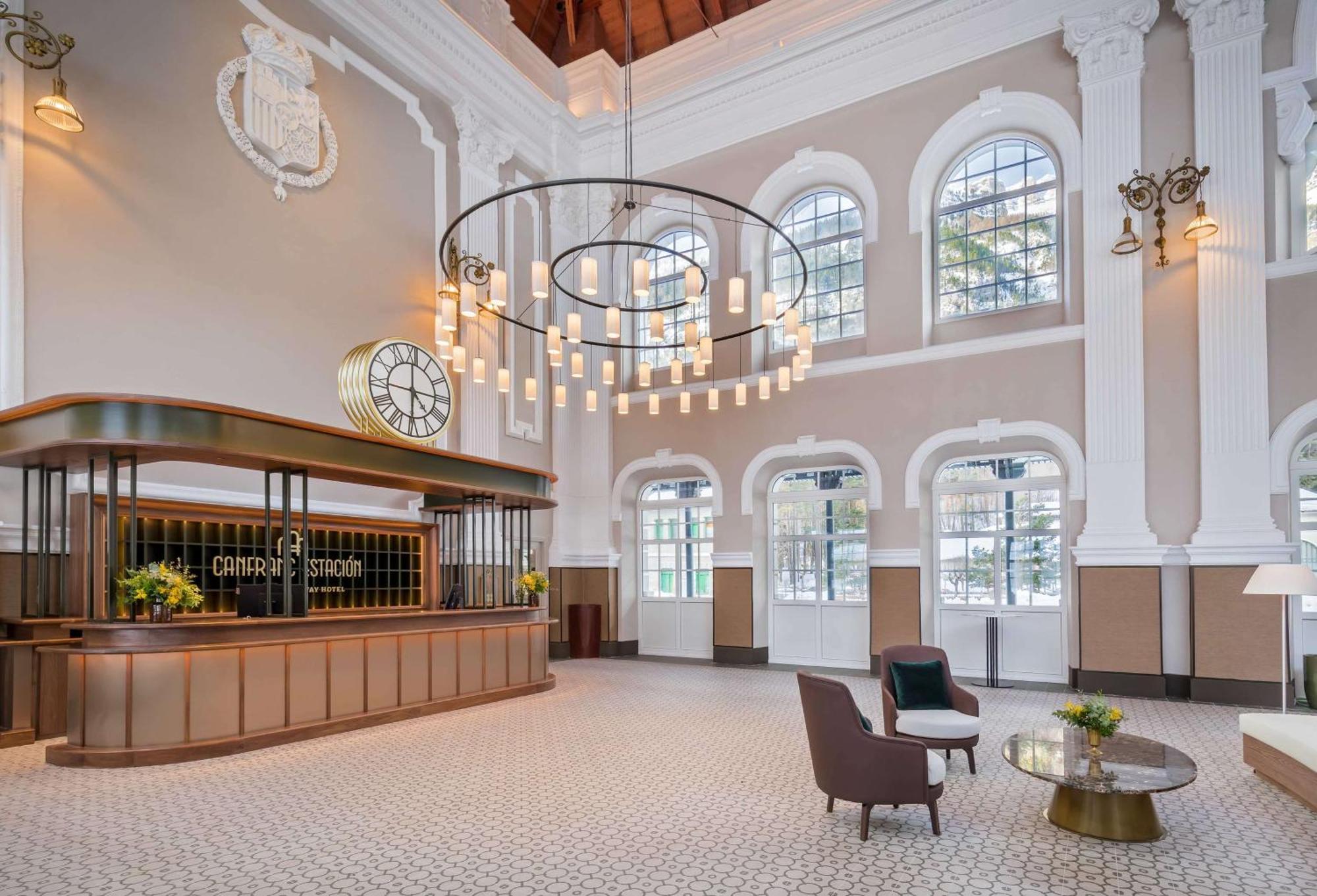 Canfranc Estacion, A Royal Hideaway Hotel - Gran Lujo Exterior foto The lobby of the hotel