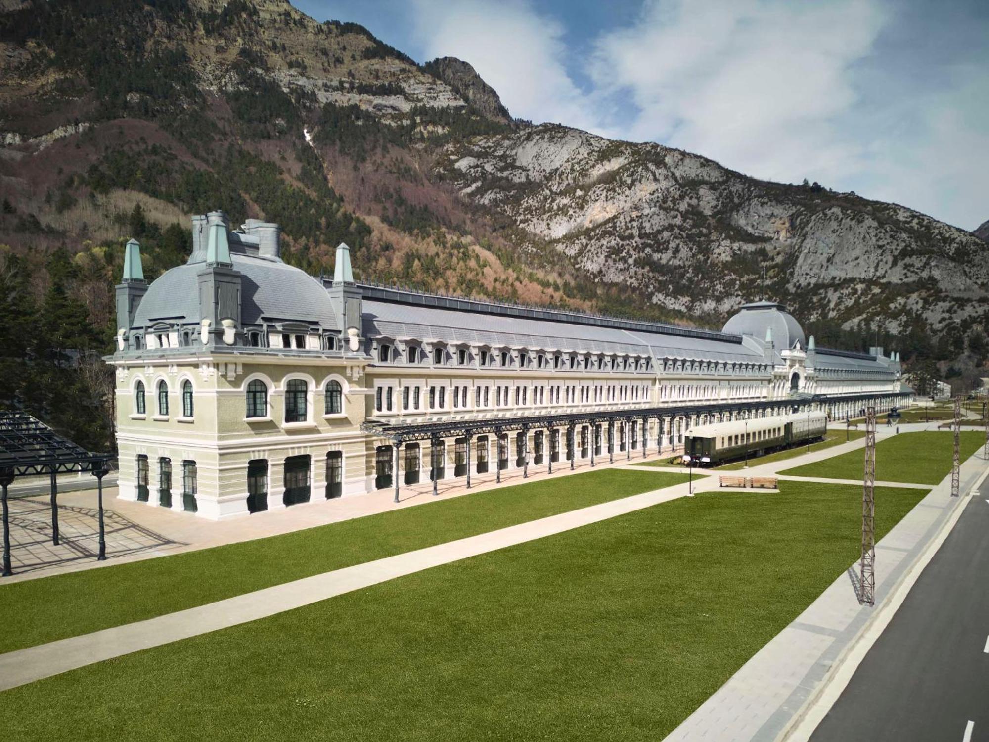 Canfranc Estacion, A Royal Hideaway Hotel - Gran Lujo Exterior foto The station