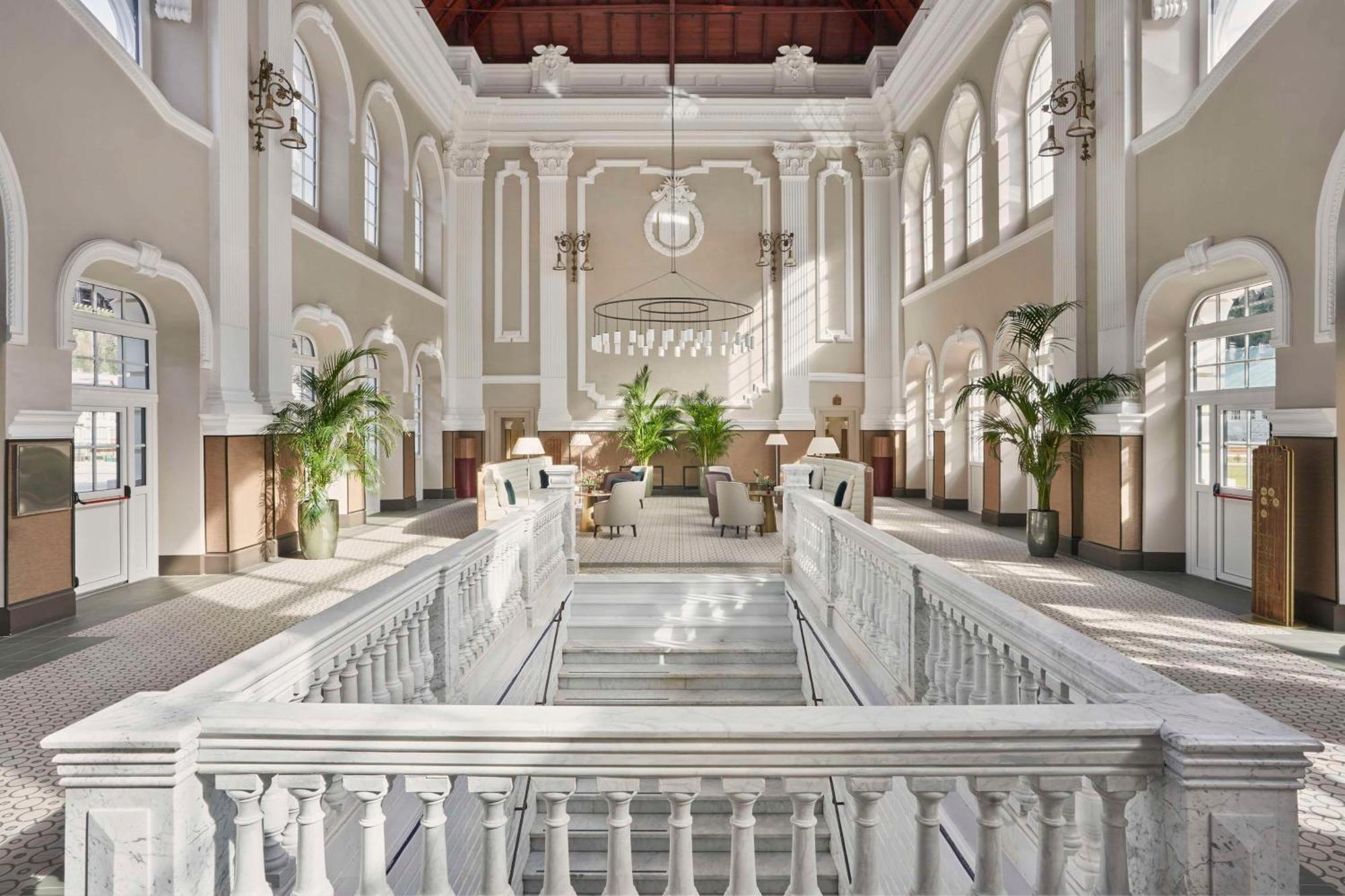Canfranc Estacion, A Royal Hideaway Hotel - Gran Lujo Exterior foto The lobby of the hotel