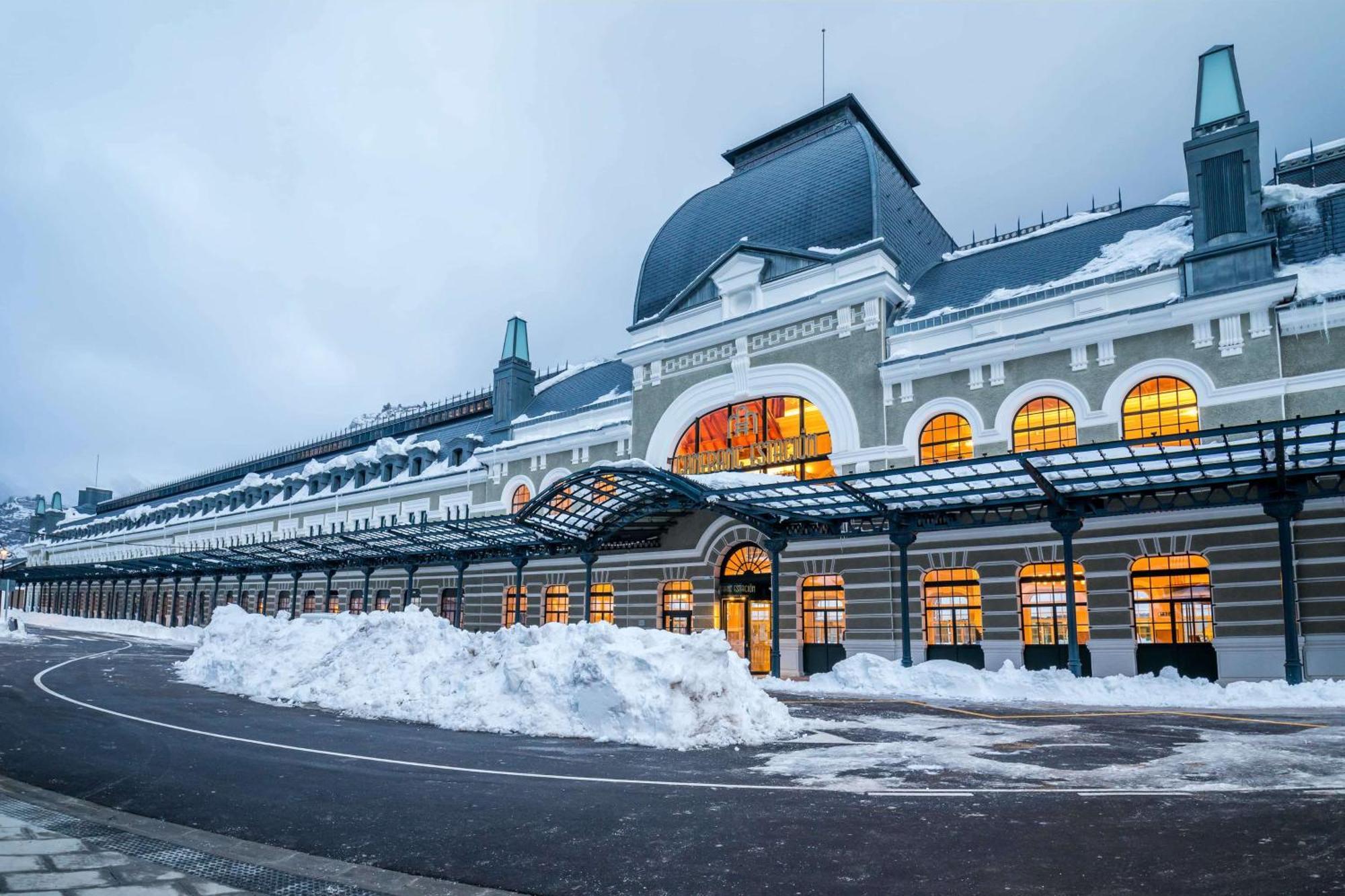 Canfranc Estacion, A Royal Hideaway Hotel - Gran Lujo Exterior foto The railway station