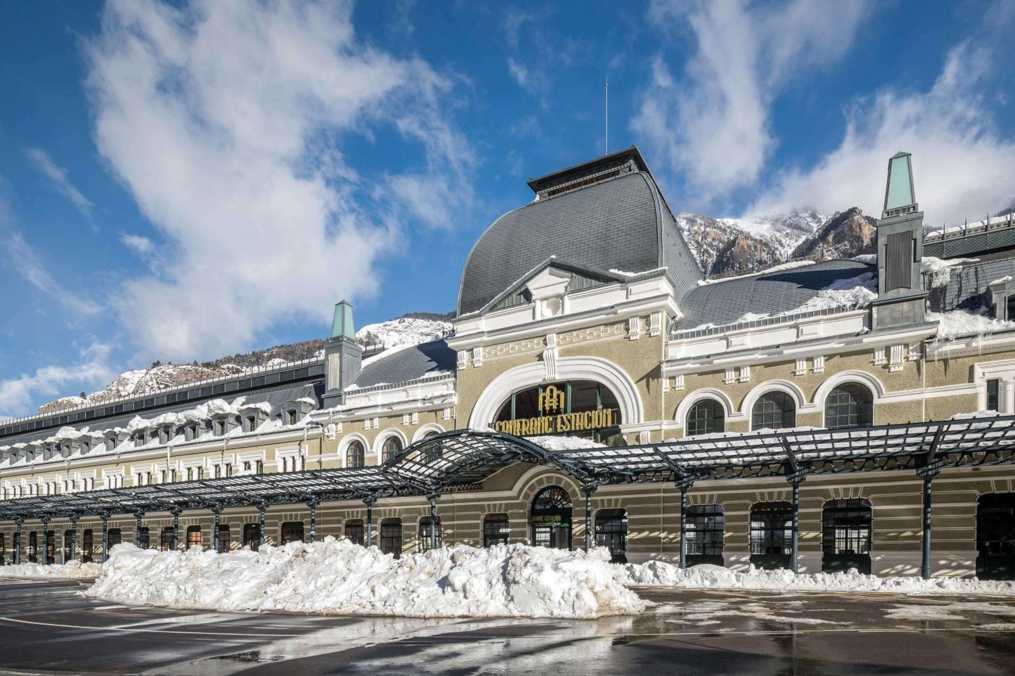 Canfranc Estacion, A Royal Hideaway Hotel - Gran Lujo Exterior foto The station building